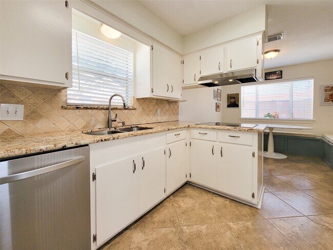 Building Photo - 2115 Forest Oaks Dr
