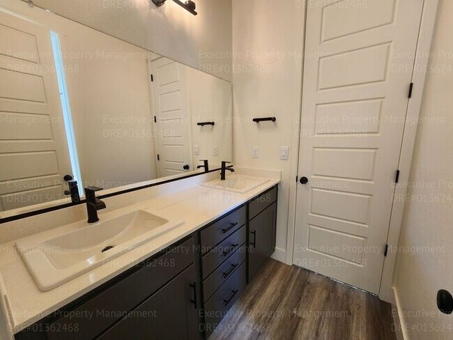 Building Photo - 4 bedroom/ 3 bathroom split-wing home.