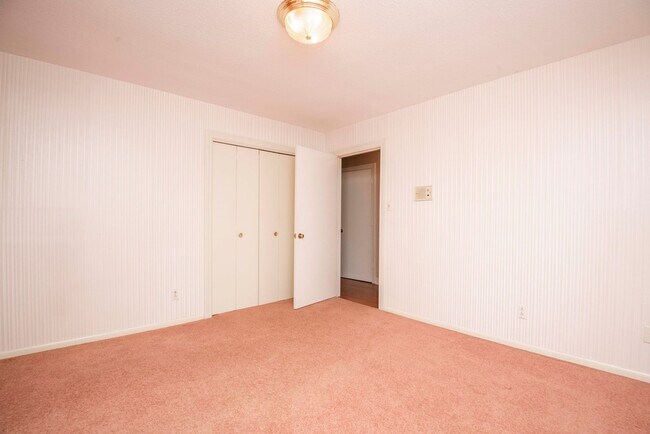 Building Photo - Halls 37938 - 4 bedroom, bath home with 4 garage spaces - Call Susan Niedergeses 865-300-4722