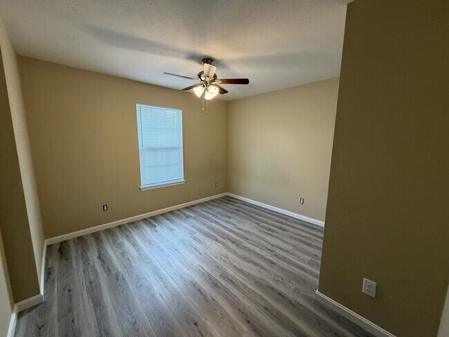 Building Photo - 202 Pineview Dr