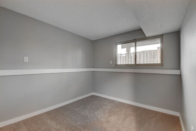 Building Photo - 4 bedroom, 2 bath home with 2 car garage, with mountain views