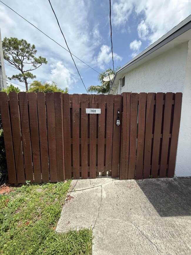 Building Photo - 3961 Park Ln