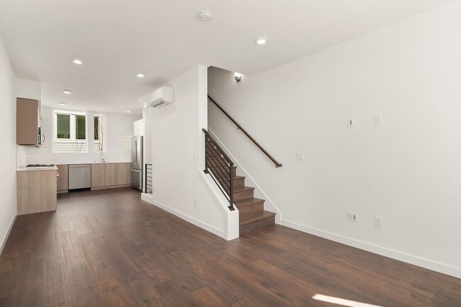 Building Photo - 2bd/1.75ba Seattle Townhome