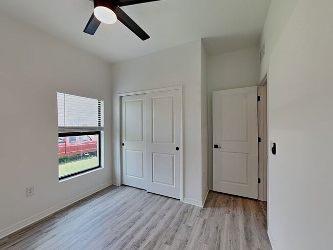 Building Photo - 473 Linden Ave S