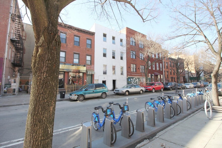 Building Photo - 122 India St