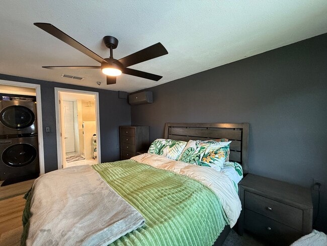 Building Photo - Spacious 4-bedroom, 2-bath pool home