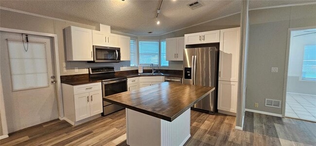 Building Photo - 8410 Wagon Wheel Cir