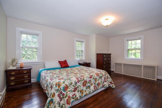 Building Photo - 1334 Woodbine St SE