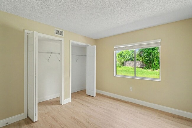 Building Photo - 2290-2296 Fox Hollow Dr.
