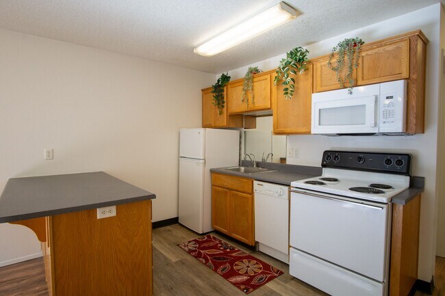Building Photo - FREE RENT: Top Floor 1Bdr w/Modern Applian...