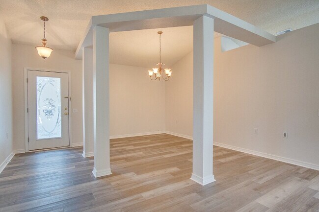 Building Photo - Lakefront Living in Gulf Breeze – Spacious...