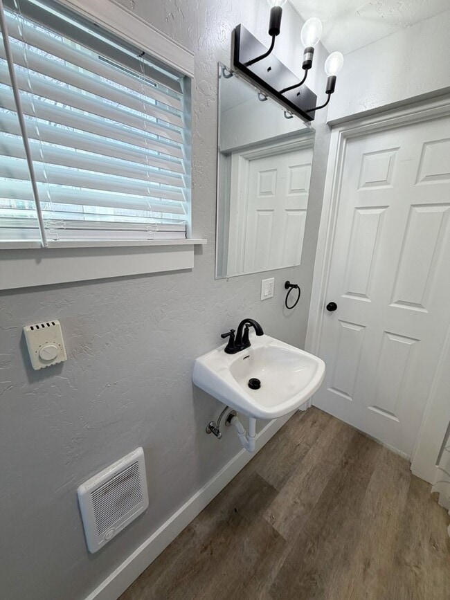 Building Photo - 2 Bedroom, 1 Bathroom Home