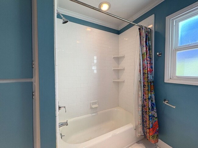 Building Photo - Beautiful 4BD/2BA Menlo Park Home with Lar...