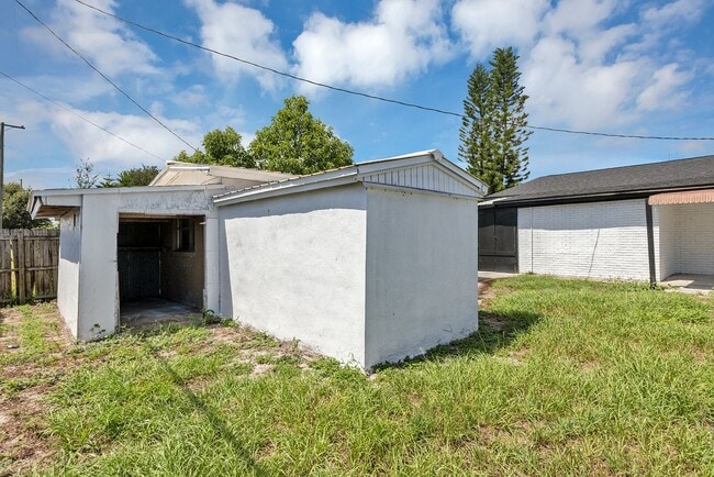 Building Photo - Charming 3-Bedroom Home with Spacious Yard & Enclosed Porch in Frostproof