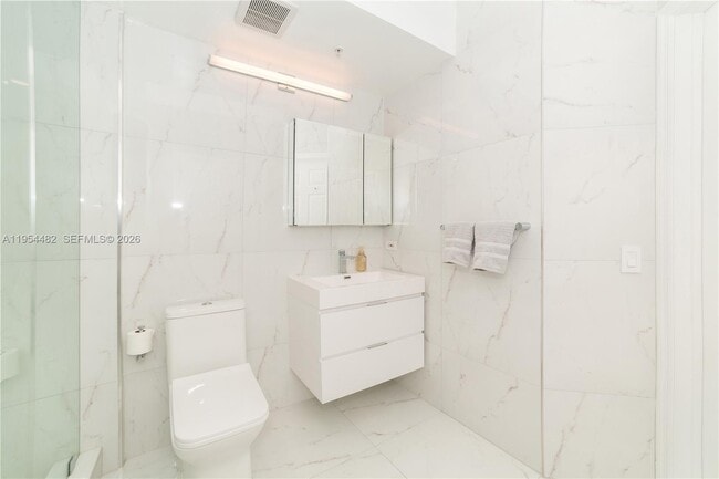 Building Photo - 17150 N Bay Rd