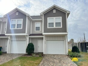 Building Photo - Custom Fort Walton Beach Townhouse in Gated Community!