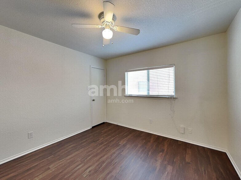 Building Photo - 10423 Manor Crk