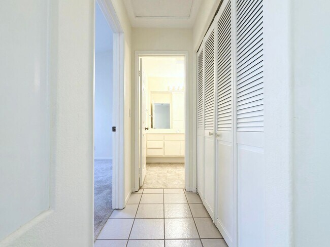 Building Photo - Upper Level Condo in Gated Community