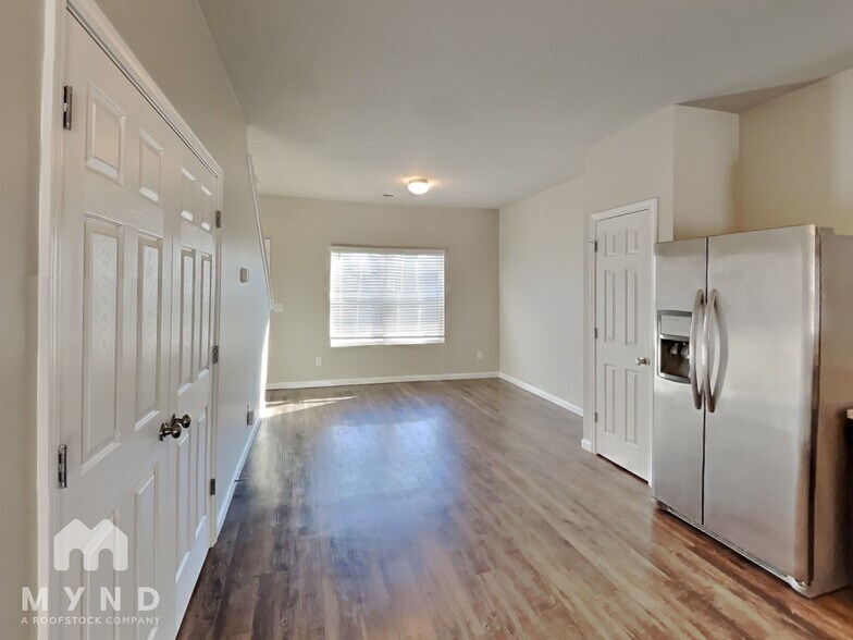 Building Photo - 743 The Heights Ln