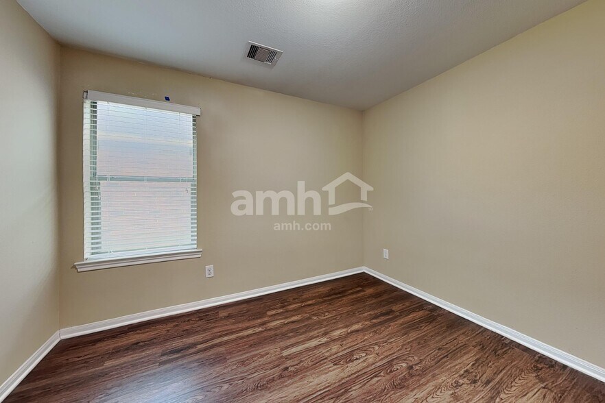 Building Photo - 28606 Lockeridge Farms Dr