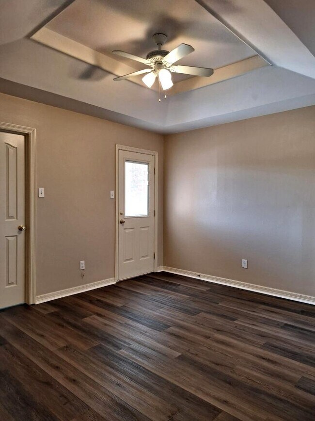 Building Photo - 1402 W Kiwi Ave