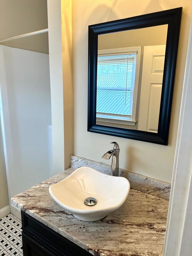 Building Photo - Renovated Germantown House in Great Location