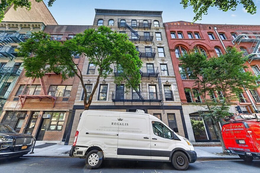 Building Photo - 274 Mott St