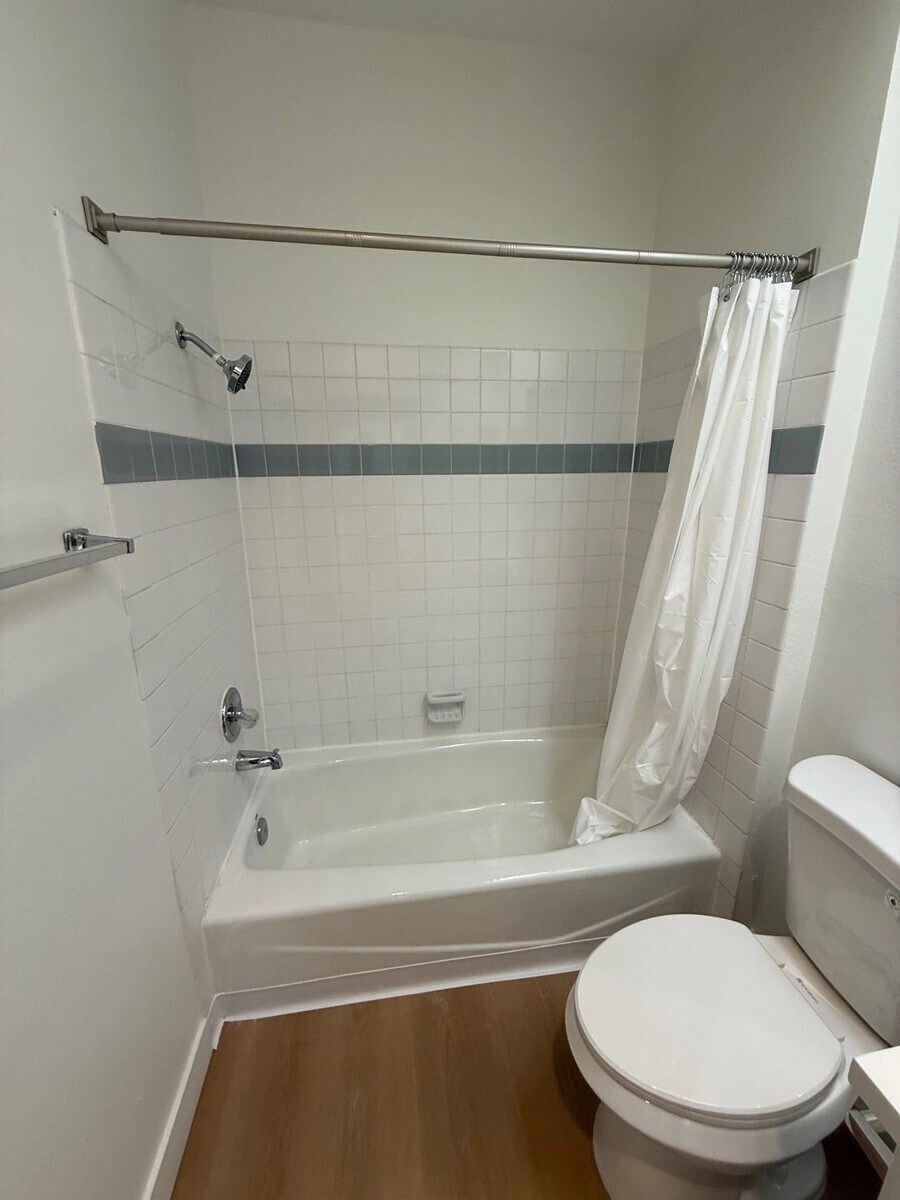 Building Photo - 15507 Moorpark St