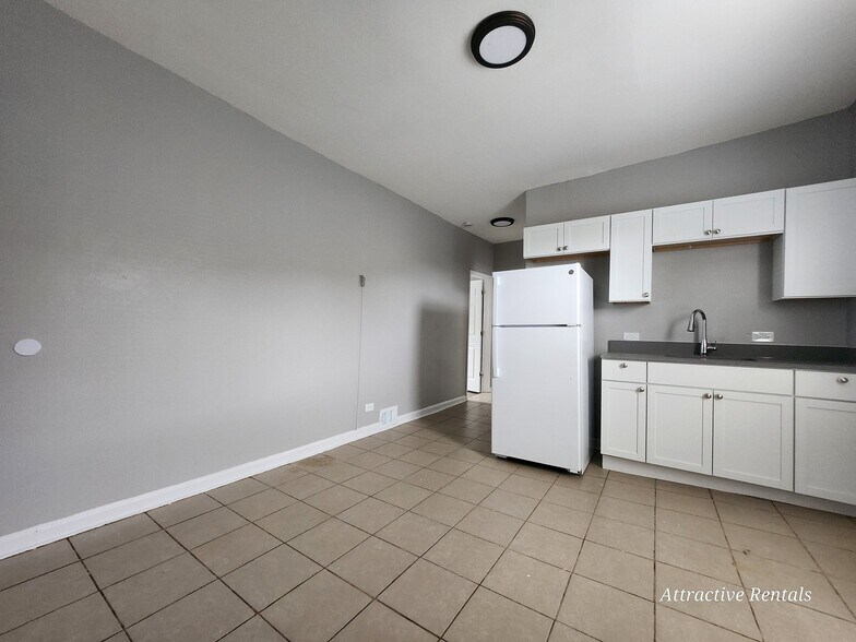 Building Photo - 707 E 92nd Pl