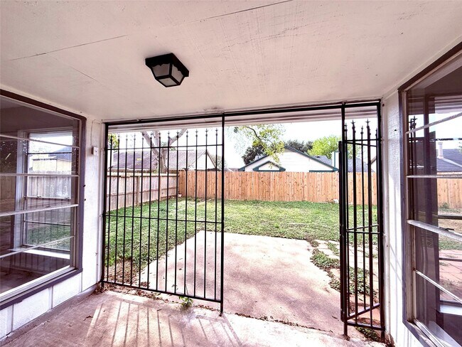 Building Photo - 12071 Plumbrook Dr