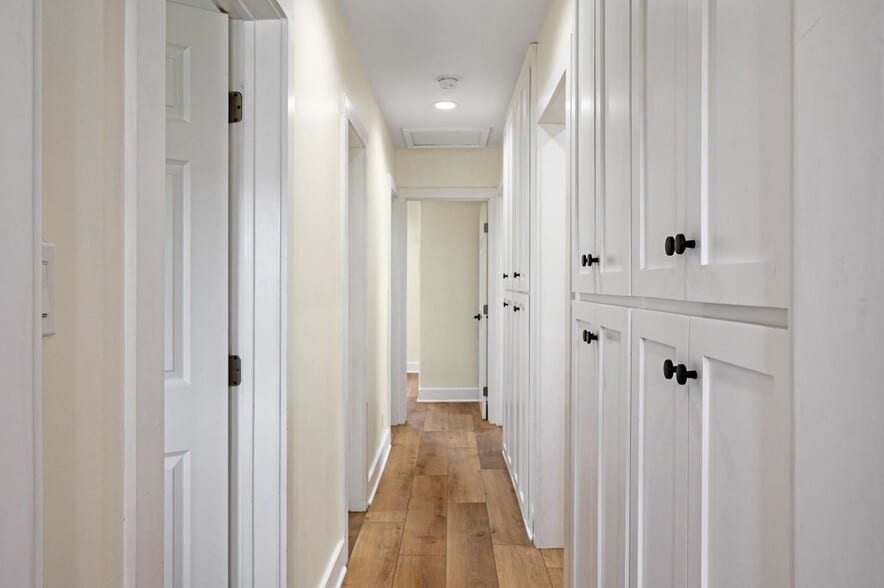 Building Photo - 413 N Paulina Ave