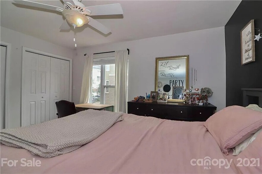 Building Photo - Room in Condo on Donatello Avenue