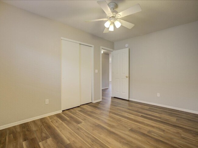 Building Photo - 4 Bedroom 2 Bathroom