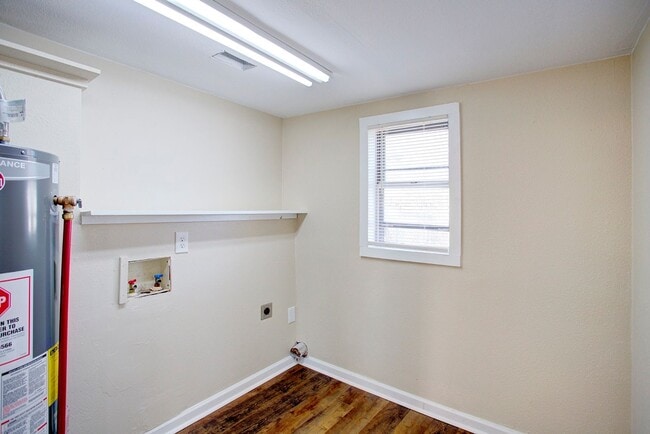 Building Photo - Available Mid July! 3-bedroom 1 bath for lease in Cleburne