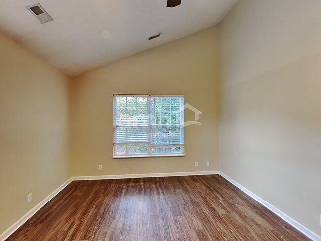 Building Photo - 102 Fairgrove Cir