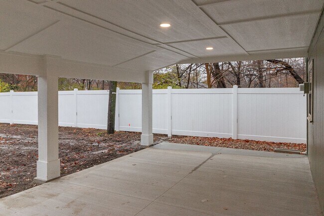 Building Photo - Gorgeous fully updated 3 bed 3 bath near KU Campus!