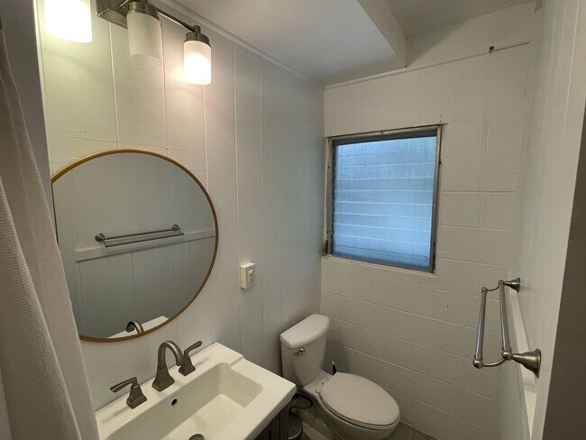 Building Photo - Walkup Studio in Waikiki