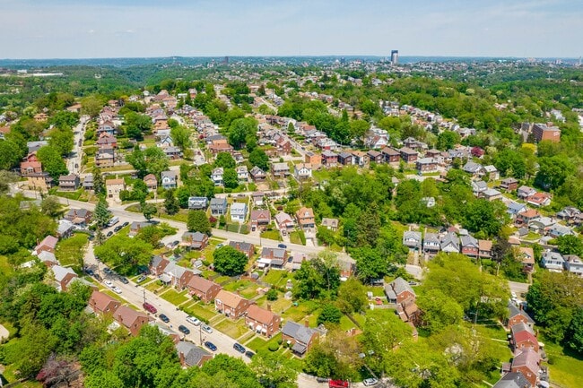Building Photo - AVAILABLE OCT 1ST! DON'T MISS THIS RENOVAT...