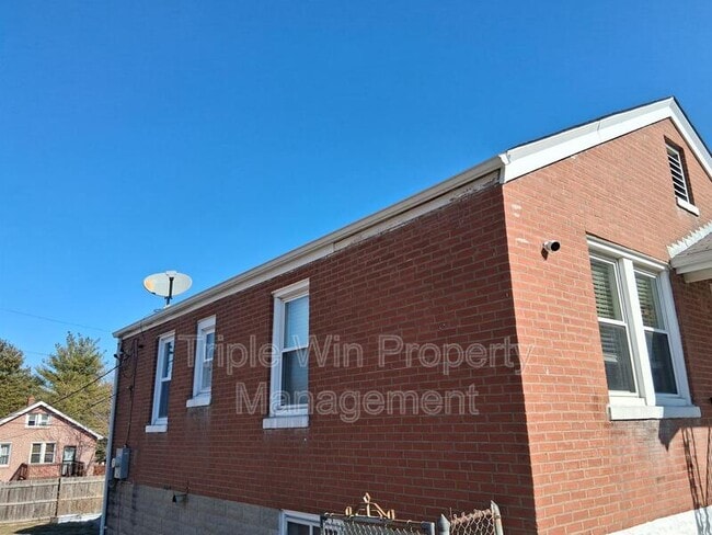 Building Photo - 313 Carthage Ave