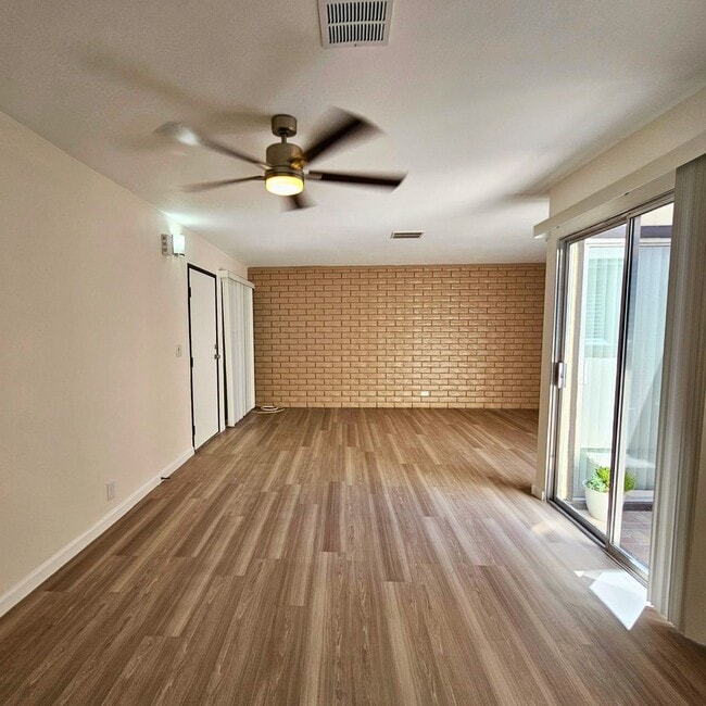 Building Photo - 3BR/2BA Townhome in NLV!