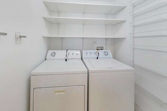 Building Photo - 420 E Waterside Dr