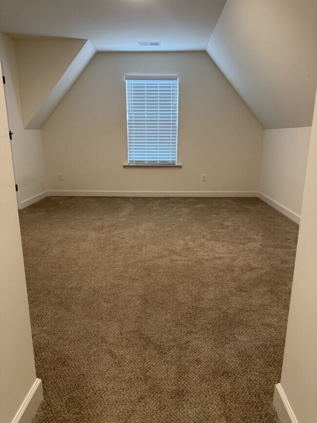 Building Photo - Beautiful 4-bedroom 3 full bathroom home i...