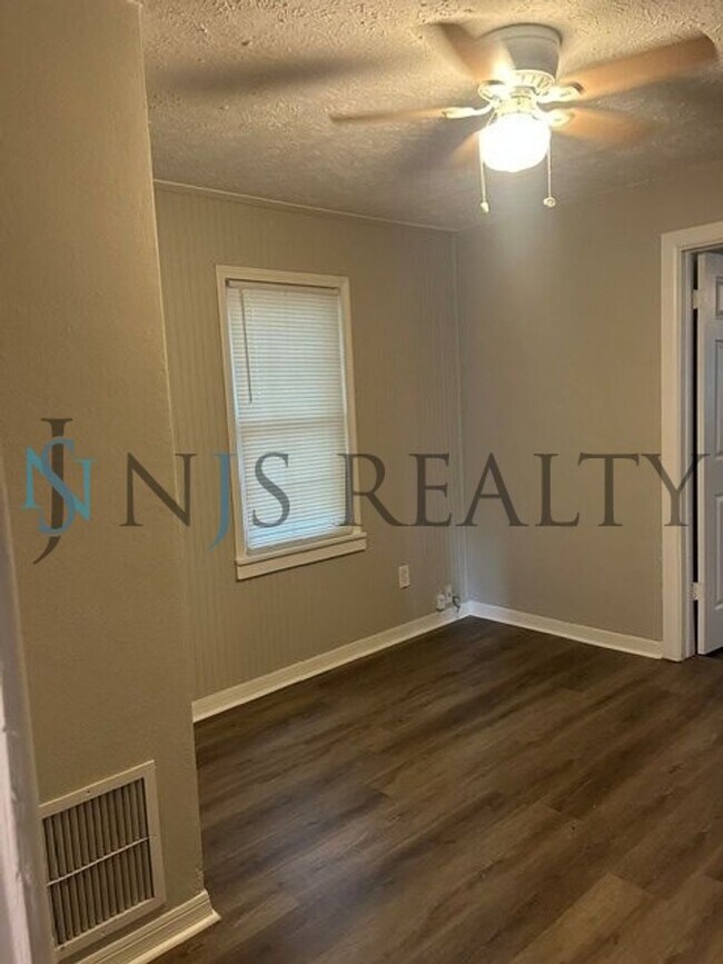 Building Photo - JUST RENOVATED! 2/1, 1180sq ft, Fully Updated Kitchen~Bath ~floors. NEW Appliances & Paint... wit...