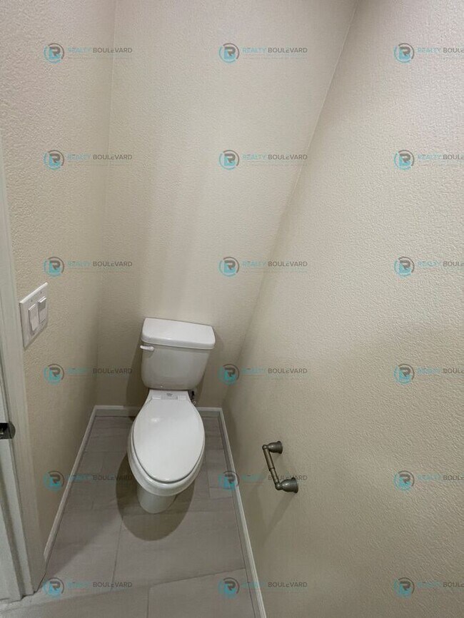Building Photo - Half month FREE!!! Luxury and Convenience: Fully Equipped 3-Bedroom 2.5 Bathroom 2 car garage Con...