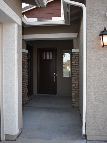 Building Photo - 2530 W Huntington Dr
