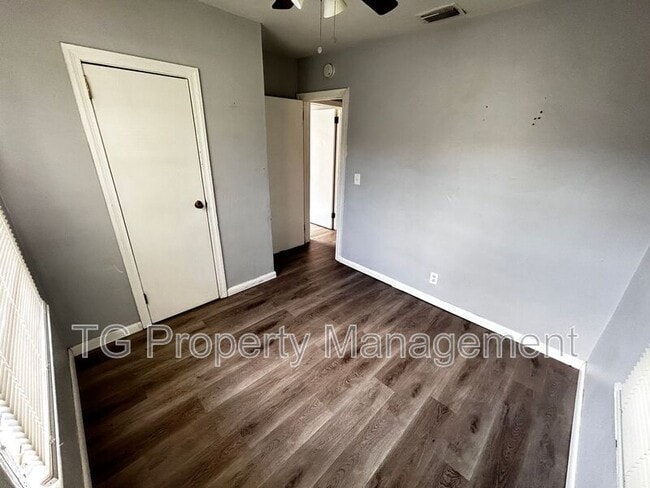 Building Photo - 2057 Brackland St