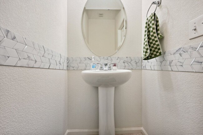 Building Photo - 3 Bedroom Single Family in Denver