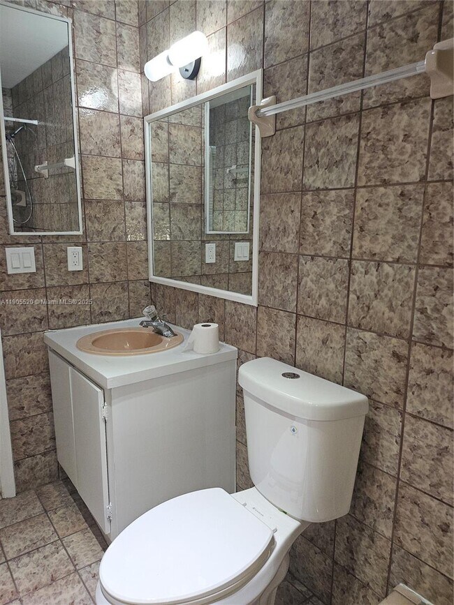 Building Photo - 305 SE 12th Ave