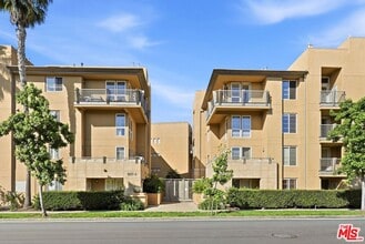 Building Photo - 5831 Seawalk Dr