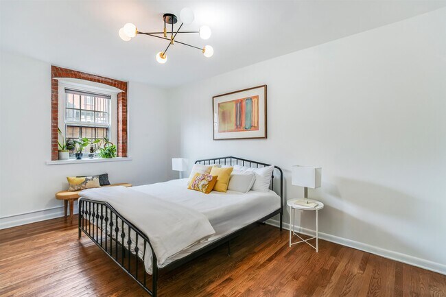 Building Photo - 347 Varick St